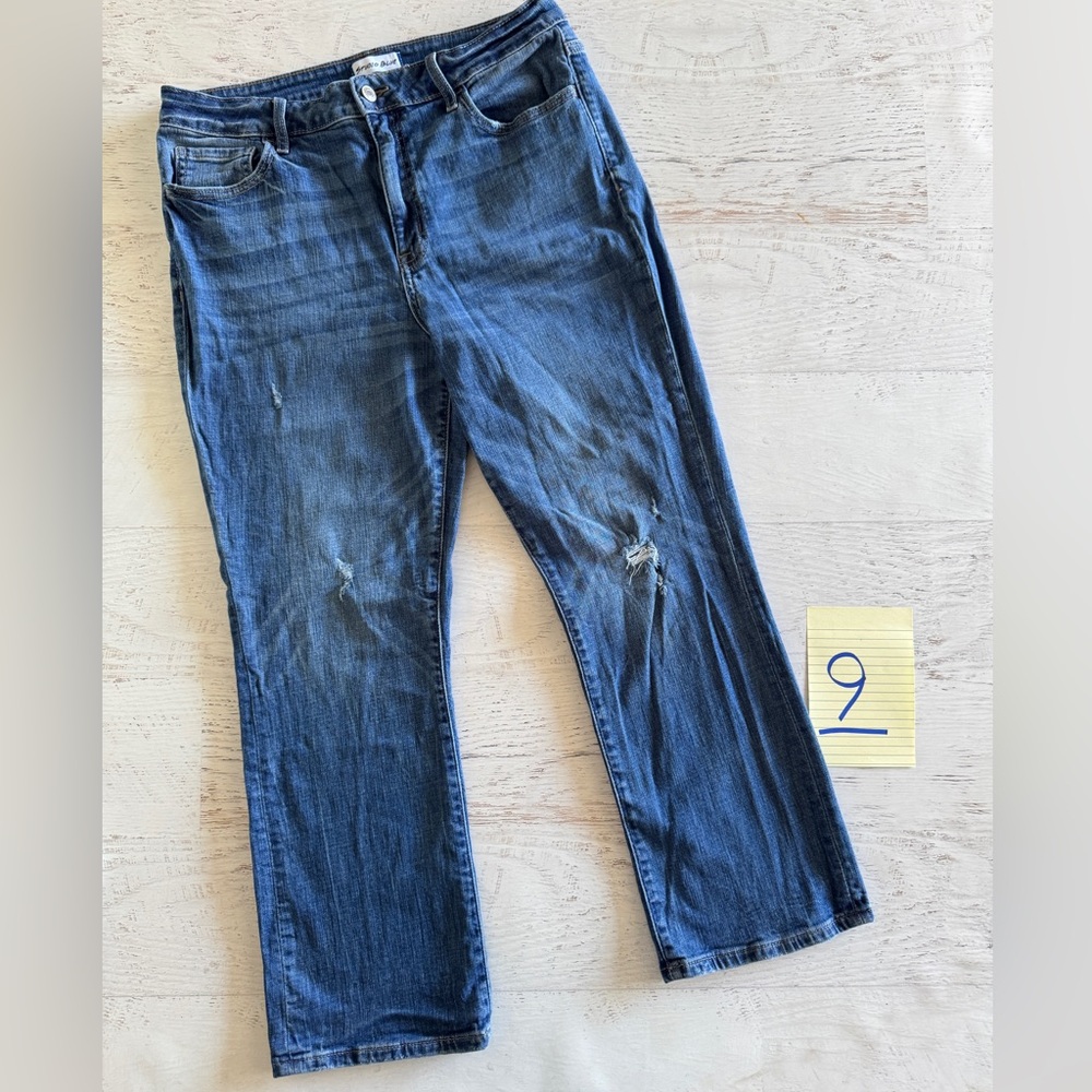 Studio Blue High Rise Crop Boot Cut Emma Jean. Size 32. Gently loved 💙